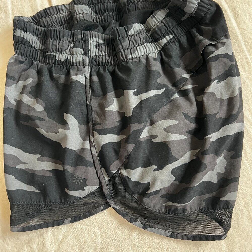 Athleta Mesh Racer Run Mid Rise Run Short 4.5" Size XS color: Camo